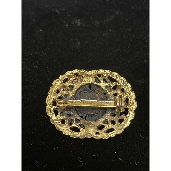 Vintage Gold Tone Scroll Pin Brooch Green Lucite Center Accent - Picture 4 of 6